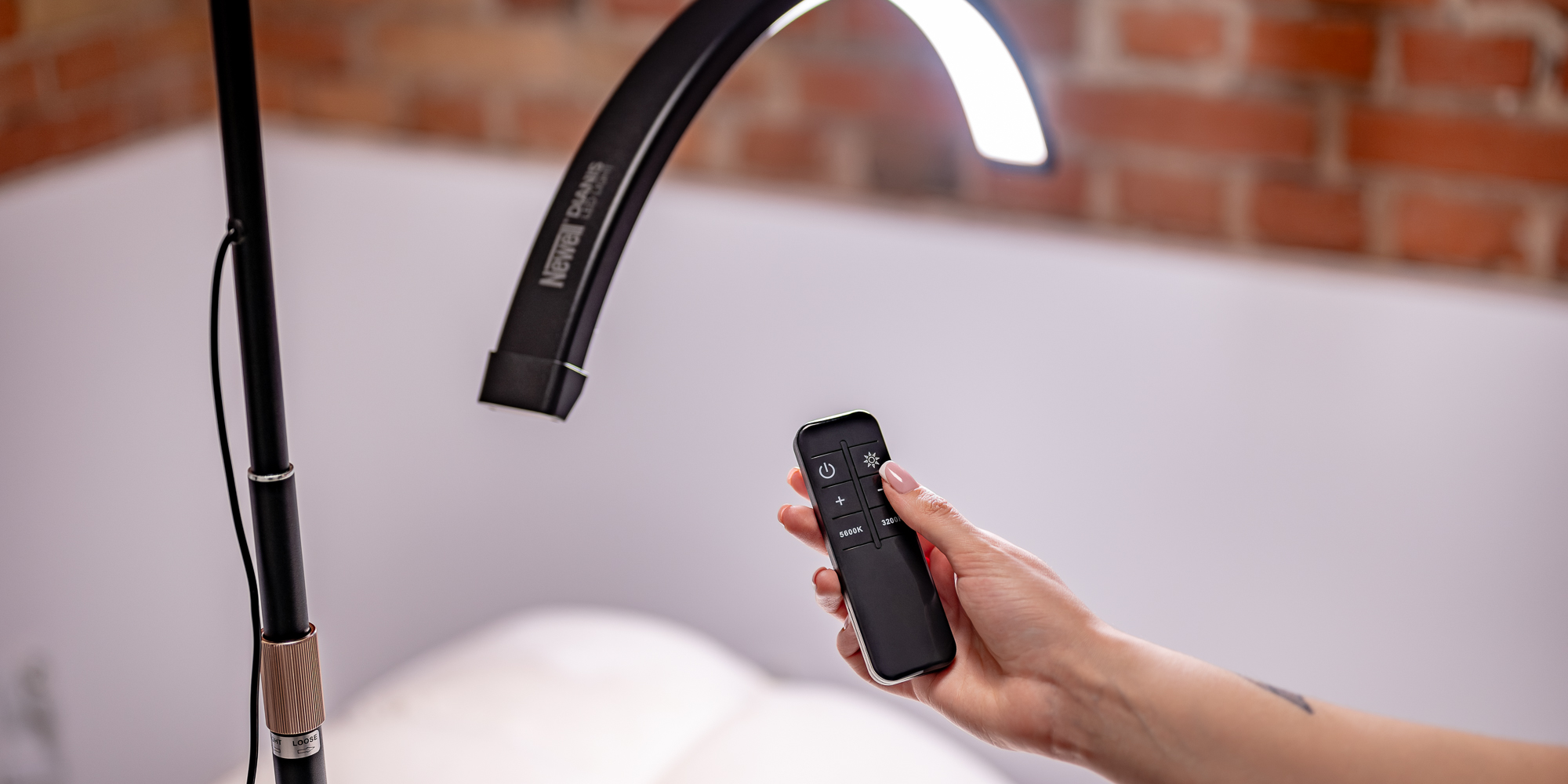 Lampa LED Newell Dianis - czarna